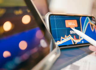 Opérateur de négociation sur plusieurs marchés examinant les contrats d'options Bitcoin Ethereum ainsi que le marché des changes